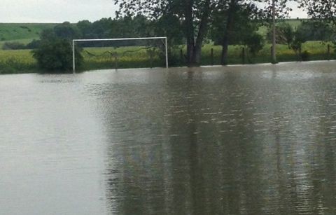 Sportplatz unter Wasser